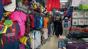 Desmantellat un comerç amb productes falsificats a Lloret de Mar