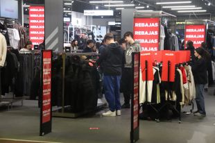 Les rebaixes comencen amb bones perspectives d'afluència i descomptes de més del 50%