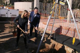 Lloret posa la primera pedra de la futura residència per a gent gran