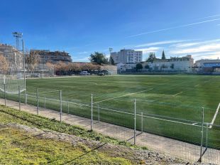 Banyoles substitueix la gespa artificial del camp de futbol municipal