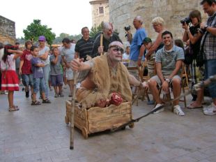 El Besalú Medieval reuneix prop de 25.000 visitants malgrat la pluja