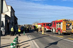 Una ambulància que evacuava un pacient xoca contra un vehicle i deixa dos ferits a Llambilles