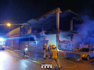 Crema una barraca de fusta a l'interior d'un edifici abandonat de Figueres