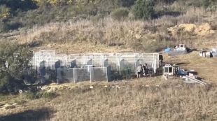 Denunciats dos francesos que volien muntar un viver de gossos il·legal a Capmany