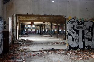 Girona requereix als propietaris de les naus abandonades del carrer Barcelona blocar les entrades