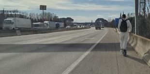 Denunciat un jove que circulava amb patinet elèctric i sense casc per l'AP-7 a Sant Gregori