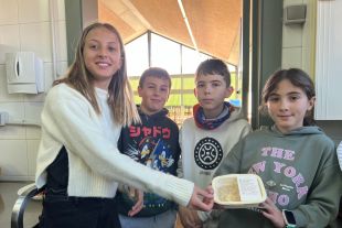Una expenedora ven a un euro les racions sobrants del menjador de l'escola de Bellver de Cerdanya