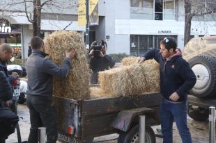 Els pagesos davant la Delegació del Govern a Girona: ''En un any no s'ha millorat en res''