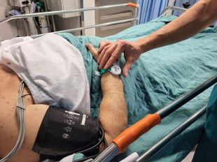 Els acompanyants poden seguir ''en temps real'' les operacions a l'hospital de Figueres