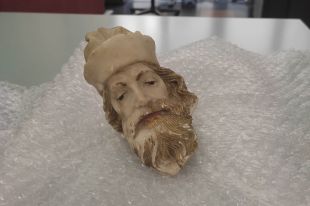El Bisbat recupera el cap d'una figura del retaule major de la basílica de Castelló d'Empúries 