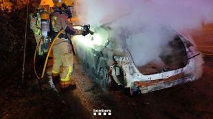 Incendis de vehicles i pintades intimidatòries a Torre Gironella després d’un operatiu antidroga