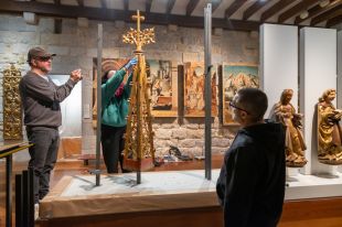 El Museu d'Art de Girona incorpora un relleu romànic del segle XII i noves peces del retaule de Sant Feliu