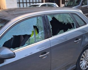 Detingut un jove de 23 anys per destrossar una trentena de cotxes aparcats a Roses
