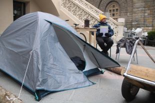 Un veí de Ribes de Freser acampa davant de l'Ajuntament per recuperar el pis on té morosos