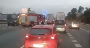 Un adult i dos menors ferits en un accident entre un cotxe i un camió a l'AP-7 a Sant Gregori