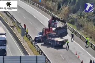 Un totterreny amb remolc s'accidenta a l'AP-7 a Agullana i obliga a tallar l'autopista