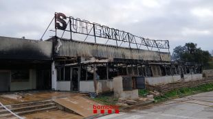 Un incendi crema completament un basar a Roses sense deixar ferits