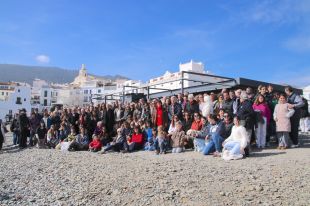 Unes 200 persones protesten a Cadaqués pel tancament del Bar Boia 