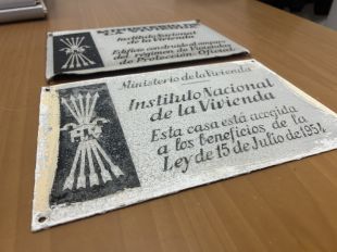 Roses retira les últimes plaques amb simbologia franquista del municipi