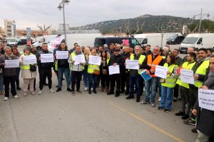 Els marxants de Platja d'Aro protesten contra el reglament que redueix les parades a la meitat