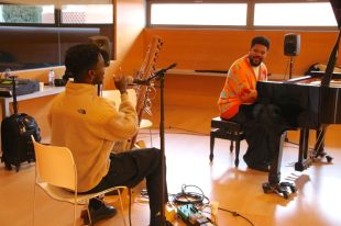 Amaro Freitas fusiona la música afrobrasilera del seu piano amb el so del kora de Momi Maiga