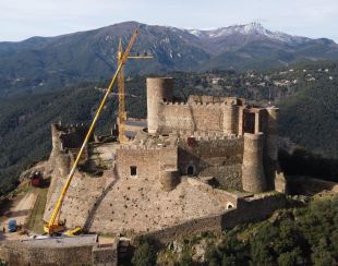 Retiren la grua del Castell de Montsoriu després de 25 anys