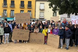 Unes 200 persones protesten contra la fusió de centres educatius a Sant Hilari Sacalm
