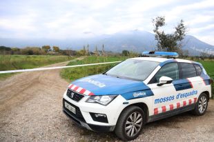 Troben el cadàver d'un home amb signes de violència en un descampat de Roses