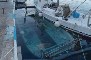 S'enfonsa una barca de pesca al port de Palamós