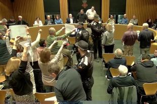 Desallotgen el ple de Blanes pels ''aldarulls de seguidors de Vox'' en la condemna dels cartells racistes