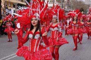 La rua de Carnestoltes omple Platja d’Aro amb 77 colles participants de 15 municipis