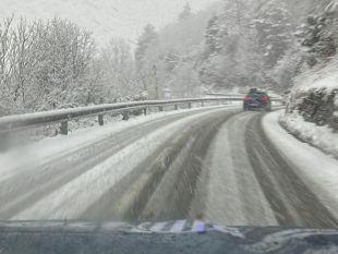 La neu talla carreteres al Ripollès i complica la circulació a la Collada de Toses