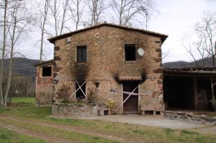 Dos morts en un incendi dins una masia a la Vall d’en Bas