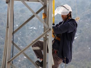 Més de 700 tècnics treballen per restablir el corrent elèctric a la demarcació de Girona