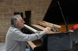 Recuperen un piano històric del Teatre Municipal de Girona per a un concert d'estudiants