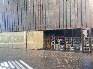 Orriols censura una exposició de l'Institut Abat Oliba perquè hi apareixen dues alumnes amb vel 