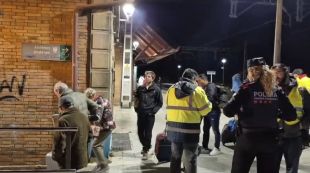 Un tren surt de Ribes i topa contra una roca deixant tres passatgers ferits