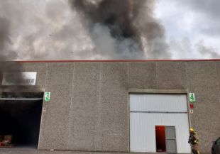 Un incendi en una nau de reciclatge tèxtil a Olot deixa set persones ferides