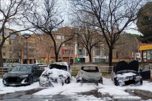 Cremen tres vehicles de matinada a Girona