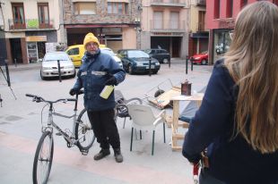 El veí de Ribes que va acampar davant de l'Ajuntament recupera el pis on hi tenia morosos