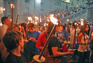 Més de 1.300 persones participen en la 5a marxa de torxes a Girona 