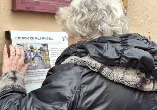 Palafrugell adapta les plaques informatives per persones amb discapacitats