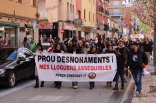 400 persones clamen a Salt pel dret a l’habitatge i reclamen comprar edificis per ampliar el parc públic