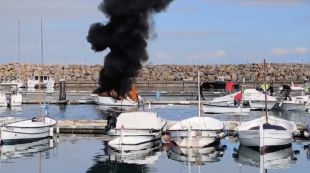 Un incendi crema una embarcació al Port dels Pescadors de l’Escala