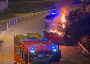 Un incendi calcina un vehicle i en malmet un altre a Figueres