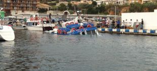 S'enfonsa un vaixell recreatiu de 17 metres al port de Sant Feliu de Guíxols 