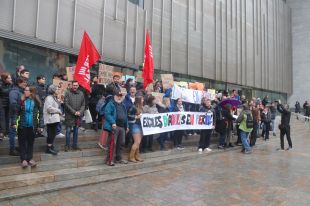 Protesta davant la Delegació del Govern a Girona en contra de la fusió de l'escola d'adults