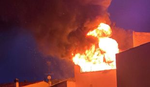 Dues persones i dos gossos escapen d'un incendi en un edifici a Santa Coloma de Farners