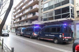 Desallotgen un bloc ocupat a Girona i detenen una dona per agredir els agents