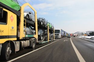 Cues quilomètriques de camions aturats a la N-II a conseqüència dels problemes de trànsit a la frontera 
